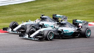 Hamilton zieht an Rosberg vorbei.