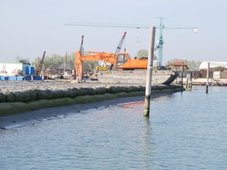 Ein Bagger hebt einen Kanal aus.