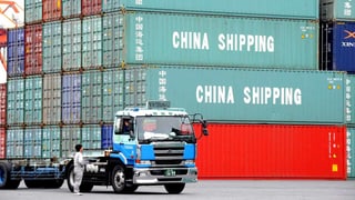 Container für China in einem Hafen Japans.