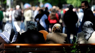 Vier Frauen mit Kopftuch auf einer Bank