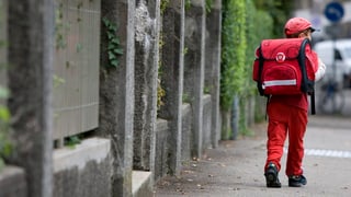 Schüler läuft auf dem Trottoire.