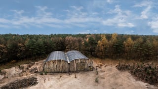 Die zwei Holzbarracken in der TV-Show Utopia. Die zwei Holzbarracken in der TV-Show Utopia.