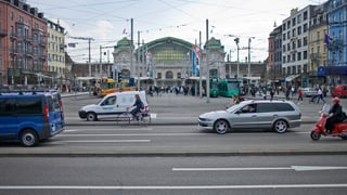 Der Basler Bahnhof von vorne aufgenommen, mit Autos und Trams