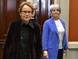 Hier erscheinen die beiden offiziellen SP-Bundesratskandidatinnen Eva Herzog (links) und Elisabeth Baume-Schneider nach ihrer Nomination zum Pressetermin in Bern.