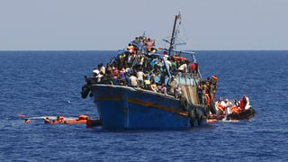 Flucht übers Mittelmeer von Libyen und Ägypten aus: Ein hoffnungslos überladenes Schiff mit rund 600 Menschen an Bord wird im August 2015 rund 16 Kilometer vor der libyschen Küste von Helfern aufgegriffen. 