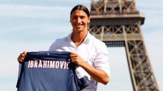 Zlatan Ibrahimovic bei seiner Verpflichtung für St. Germain vor dem Eiffelturm mit einem Trikot in den Händen. Zlatan Ibrahimovic bei seiner Verpflichtung für St. Germain vor dem Eiffelturm mit einem Trikot in den Händen.