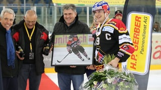 Verwaltungsräte des EHC Basel verabschieden den Captain der Mannschaft Stefan Voegele. Verwaltungsräte des EHC Basel verabschieden den Captain der Mannschaft Stefan Voegele.