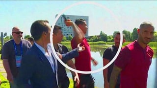 Ronaldo wirft das Mikrofon eines Reporters weg