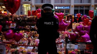 Polizist vor Blumen in Manchester. 