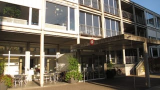Haus und Eingang von aussen. Haus und Eingang von aussen.