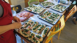 Belegte Brote, die überbacken werden, liegen auf fünf Blechen bereit. Belegte Brote, die überbacken werden, liegen auf fünf Blechen bereit.