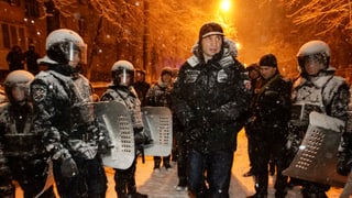 Oppositionsführer Vitali Klitschko auf dem Unabhängigkeitsplatz von Polizisten umgeben.
