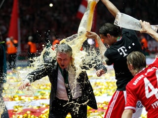 Jupp Heynckes wird von seinen Spielern mit Bier geduscht.