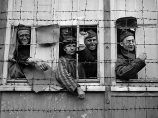 Befreite Häftlinge eines Konzentrationslagers