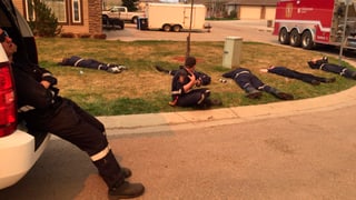 Am Boden schlafende Feuerwehrleute