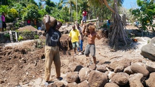 Gilou Tatube organisiert den Wiederaufbau der Kirche von Nekapa auf der Insel Nguna.