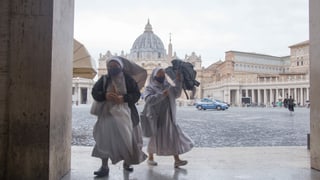 Nonnen in Rom tragen Masken.