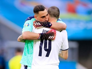 Gianluigi Donnarumma herzt Leonardo Bonucci Gianluigi Donnarumma herzt Leonardo Bonucci