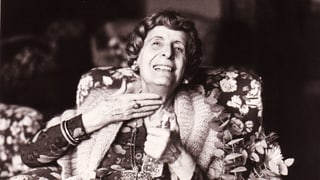 Ein Bewohnerin eines Altersheimes lachend auf einem Schwarz-weiss-Photo.