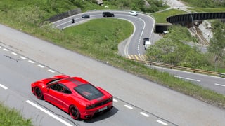 Roter Ferrari auf der kurvigen Strasse zwischen Göschenen und Andermatt.