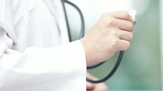 Arzt mit Stetoskop in der Hand