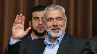 Hanija winkt, hinter ihm ein jüngerer Mann. Hanija winkt, hinter ihm ein jüngerer Mann.