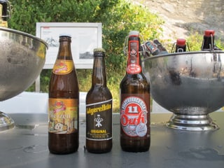 Drei Flaschen Bier von je einem der regionalen Brauereien stehen bereit für den Apero nach der Unterzeichnung. 