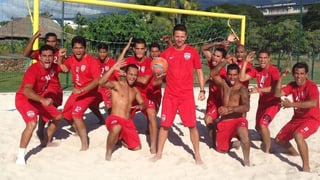 Angelo Schirinzi, auf dem sandigen Spielfeld mit dem tahitianischen Beachsoccerteam.