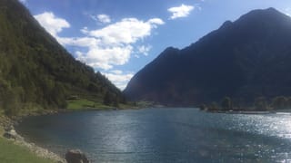 Blick über den vom Nordföhn gekräuselten Lago die Poschiavo. Blick über den vom Nordföhn gekräuselten Lago die Poschiavo.