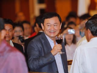 Ex-Premierminister Thaksin Shinawatra mit einem Glas Rotwein an einer Veranstaltung 