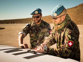 Die Schweizer Offiziere Dominik Weber (l.) und Nicolas Weber sind als Militärbeobachter der UNO auf Patrouille entlang der Waffenstillstandslinie. (Michael Calabrò)