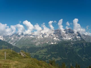 Quellwolken über dem Sonnenhang in Haslen Quellwolken über dem Sonnenhang in Haslen