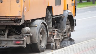 Eine Strassenreinigungsmaschine im Einsatz. Eine Strassenreinigungsmaschine im Einsatz.