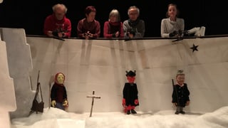 Bühne mit grossen Marionettenfiguren und im Hintergrund die Spieler, die die Puppen halten. Bühne mit grossen Marionettenfiguren und im Hintergrund die Spieler, die die Puppen halten.