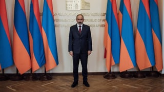 Armeniens Regierungschef Nikol Paschinjan wird von Teilen des Volkes heftig kritisiert. Armeniens Regierungschef Nikol Paschinjan wird von Teilen des Volkes heftig kritisiert.