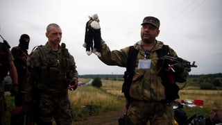 Ein prorussischer Separatistenführer hält einen Plüschaffen in die Höhe.