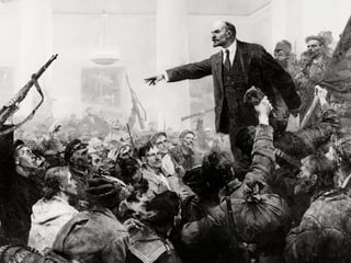 Lenin spricht in einem Saal voller Leute