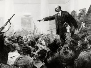 Lenin spricht in einem Saal voller Leute Lenin spricht in einem Saal voller Leute