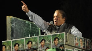 Nawaz Sharif bei einer Wahlkampfveranstaltung, mit erhobenem Zeigefinger hält er eine Ansprache.