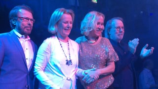 Die Abba-Mitglieder Björn, Anni-Frid, Agnetha und Benni gemeinsam auf der Bühne.