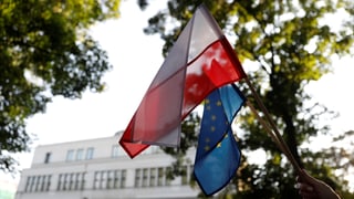Polnische und EU-Fahne nebeneinander, Gebäude im Hintergrund. Polnische und EU-Fahne nebeneinander, Gebäude im Hintergrund.
