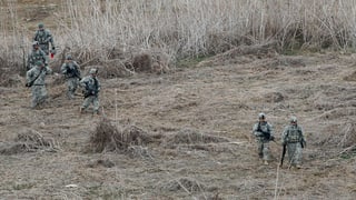 US-Soldaten in Kampfanzügen im Feld.