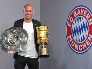 Fussballspieler Robben mit Pokalen Fussballspieler Robben mit Pokalen