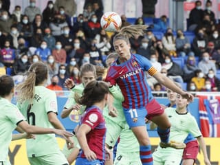Fussballspielerinnen im Duell