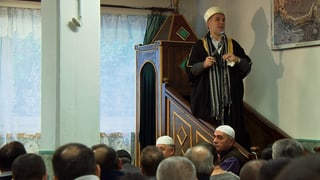 Ein Imam in einer kleinen Schweizer Moschee spricht zu den Gläubigen.