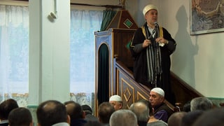 Ein Imam in einer kleinen Schweizer Moschee spricht zu den Gläubigen. Ein Imam in einer kleinen Schweizer Moschee spricht zu den Gläubigen.