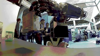 Ein Roboter greift nach einer Schachtel.