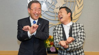 Rapper Psy scherzt mit dem südkoreanischen UN-Generalsekretär Ban Ki Moon.