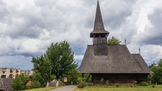 Alte Kirche aus Holz in Negresti rechts, links Wohnblocks Alte Kirche aus Holz in Negresti rechts, links Wohnblocks