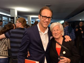 Christian Zeugin legt den Arm um Josy Grüter.